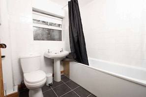 A bathroom with a toilet, sink, and bathtub. - Cosy 2BR Flat Near Anfield & Goodison, Liverpool (Liverpool)