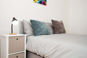 2 habitaciones, tabla de planchar con plancha y wifi gratis 