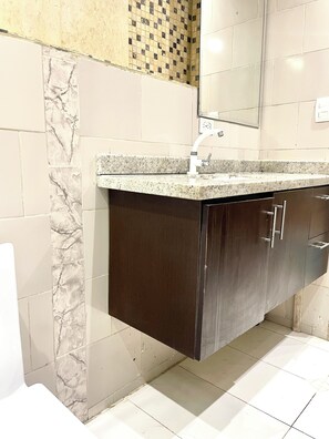 Serviettes fournies, savon, papier toilette