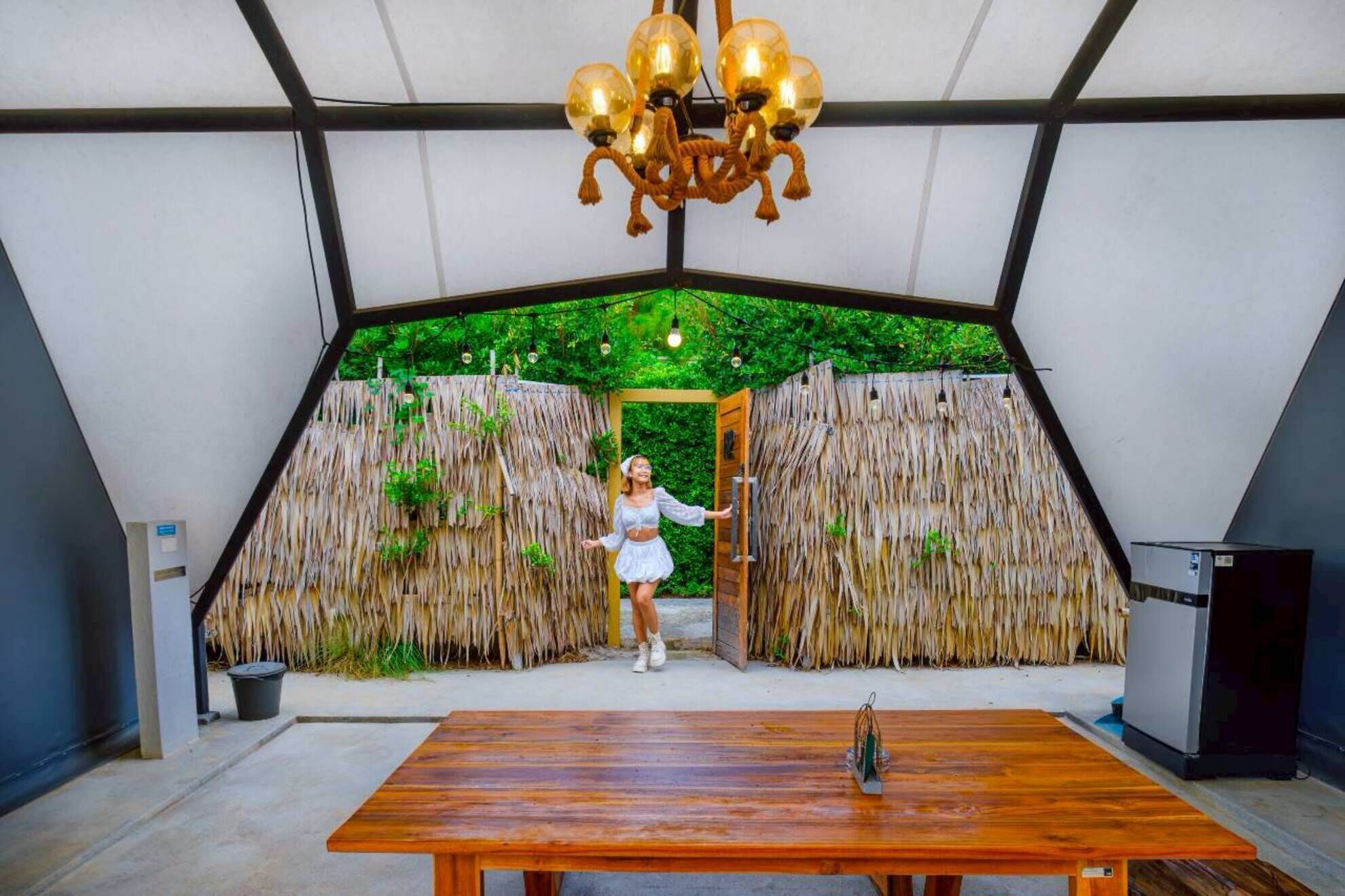 Dual Cabin Glamp | Area keluarga | TV layar datar