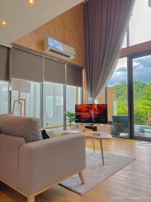 Exclusive Duplex | Zona de estar | Una televisión de pantalla plana