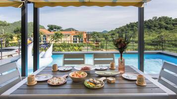 Modern Italian Pool Villa 3 | In-room dining