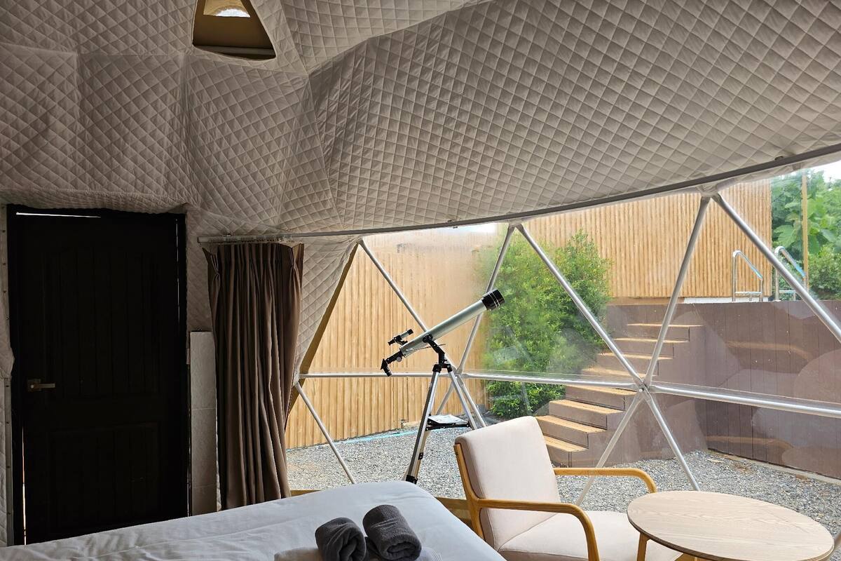 Roba de llit d'alta qualitat, cobrellits i caixa forta a l'habitació