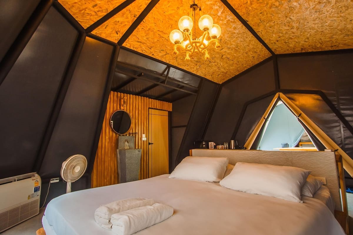 Luxe beddengoed, donsdekens, een kluis op de kamer