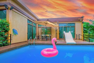 Exercise/lap pool