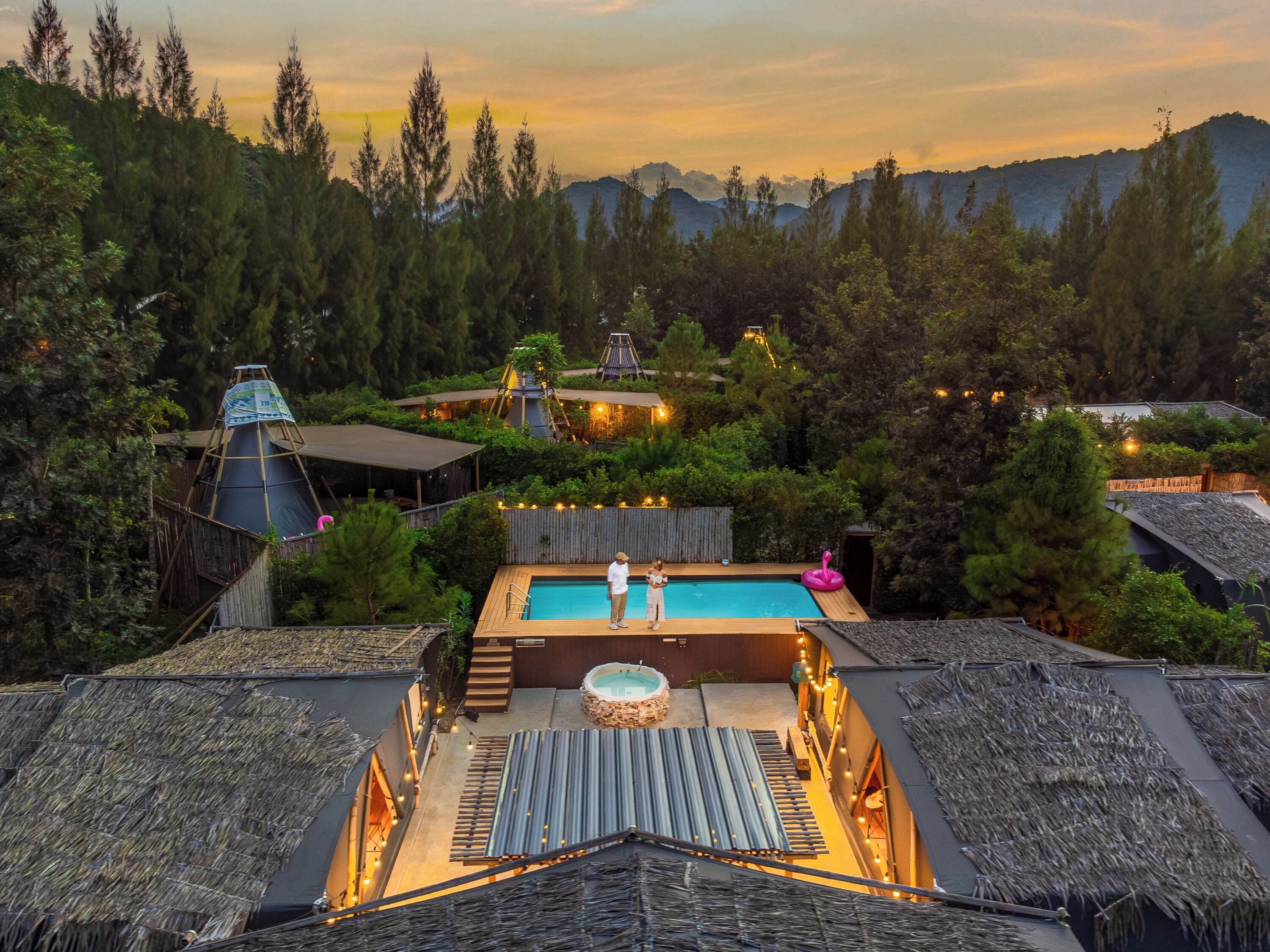 Giant Cabin Glamp Onsen | Pemandangan dari kamar