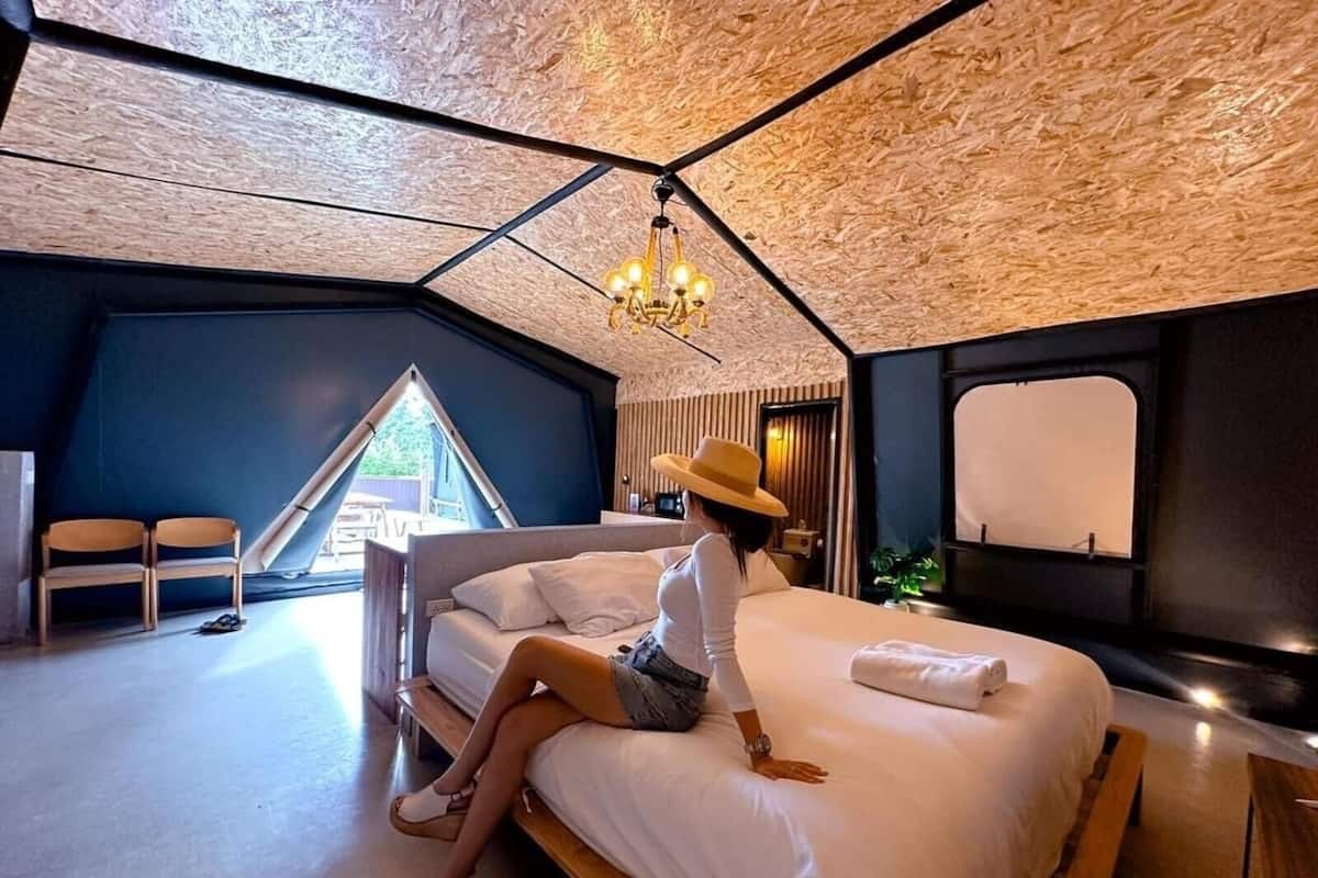Giant Cabin Glamp | In-room safe, blackout drapes, iron/ironing board, free WiFi