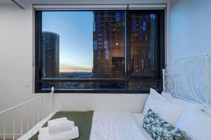 2 habitaciones, tabla de planchar con plancha, wifi y ropa de cama