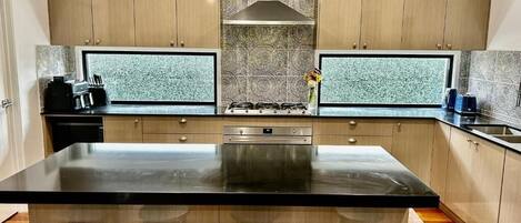 Micro-ondas, fogão, cooktop, lava-louças