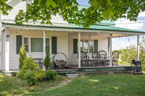 Cozy Countryside Farmhouse In Leelanau