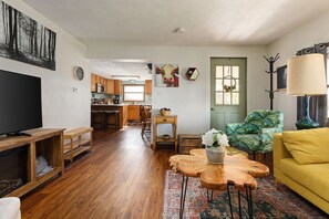 Smart TV - Cozy Countryside Farmhouse In Leelanau (Cedar)