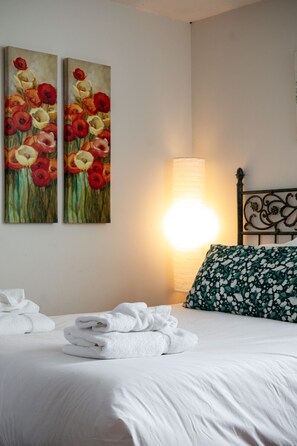 3 bedrooms, iron/ironing board, free WiFi, bed sheets - Cozy Countryside Farmhouse In Leelanau (Cedar)