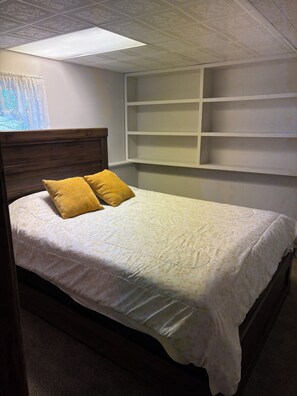 3 bedrooms, internet, bed sheets