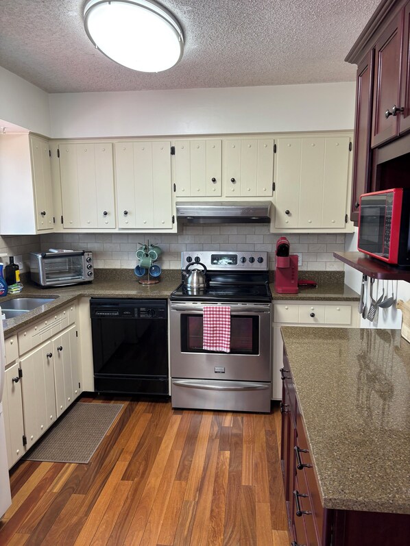 Microondas, horno, parrilla de estufa y lavavajillas