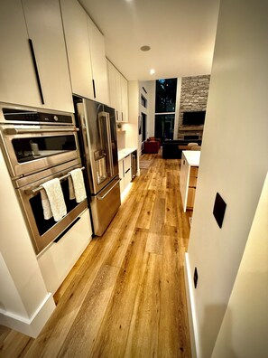 Mikroaaltouuni, uuni, liesi, astianpesukone