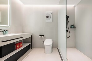 Ducha, cabezal de ducha con hidromasaje, secador de pelo, pantuflas