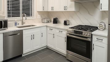 Micro-ondes, four, plaque de cuisson, lave-vaisselle