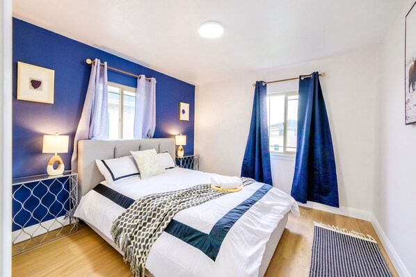 2 bedrooms, desk, iron/ironing board, travel crib - Stylish Urban Hideaway Steps to BART- 3Beds (San Leandro)