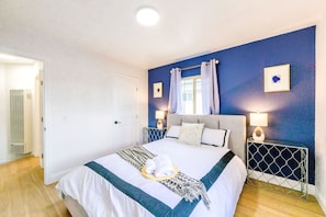2 habitaciones, escritorio y tabla de planchar con plancha