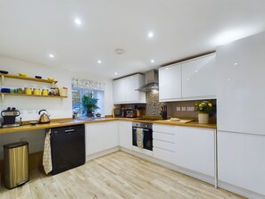 Fridge, microwave, oven, dishwasher - Woodman's Cottage, central Penrith with shops, bars, restaurants on doorstep, Ullswater 9mile (Penrith)