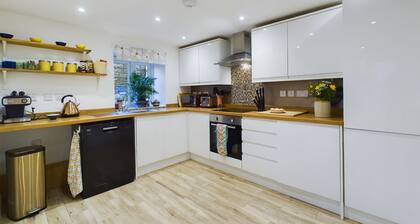 Woodman's Cottage, Penrith - a cottage that sleeps 4 guests in 2 bedrooms