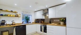 Woodman's Cottage, Penrith - a cottage that sleeps 4 guests in 2 bedrooms