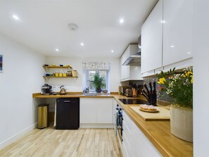 Fridge, microwave, oven, dishwasher - Woodman's Cottage, central Penrith with shops, bars, restaurants on doorstep, Ullswater 9mile (Penrith)