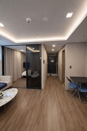 Deluxe - Half Ocean View | Individually decorated, individually furnished, soundproofing, free WiFi - Haeundae Elbonz (Busan)