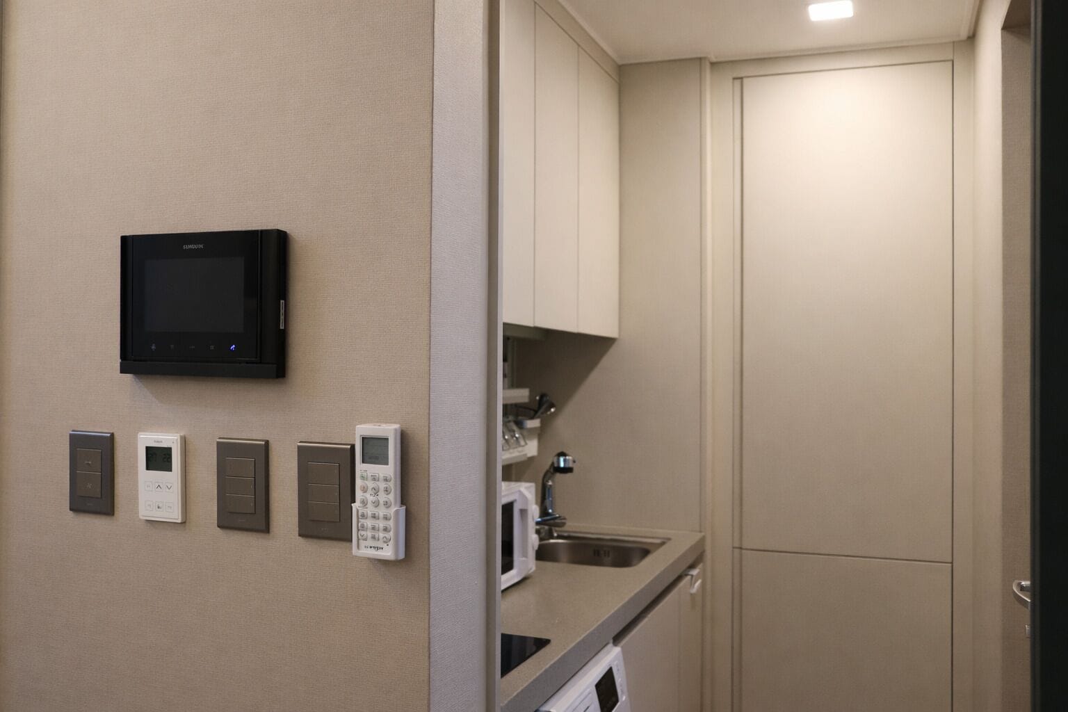 بديكورات فريدة لكل غرفة وطراز فريد لكل وحدة وتجهيزات عازلة للصوت