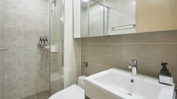 Shower, rainfall showerhead, free toiletries, hair dryer