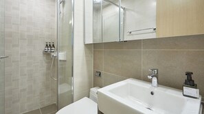 Douche, douche à « effet pluie », articles de toilette gratuits