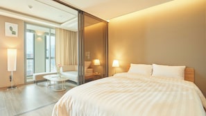 Quarto casal básico, vista parcial para o mar | Cortinas blackout, ferros/tábuas de passar roupa, Wi-Fi de cortesia