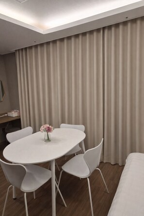 Deluxe Twin - Half Ocean View | 客室ごとに異なる装飾、客室ごとに異なるインテリア、防音設備、WiFi (無料)