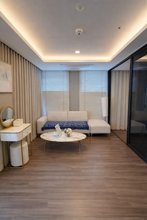 بديكورات فريدة لكل غرفة وطراز فريد لكل وحدة وتجهيزات عازلة للصوت