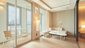 Quarto casal básico, vista parcial para o mar | Área de estar
