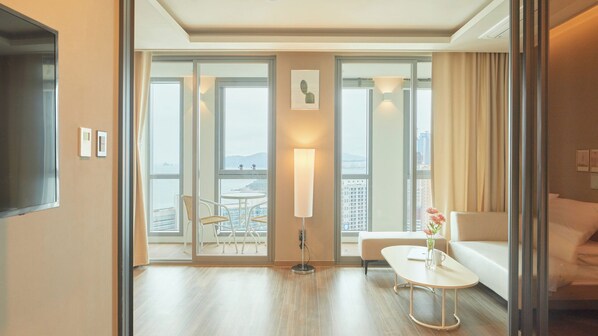 Basic-Doppelzimmer, eingeschränkter Meerblick | Wohnbereich