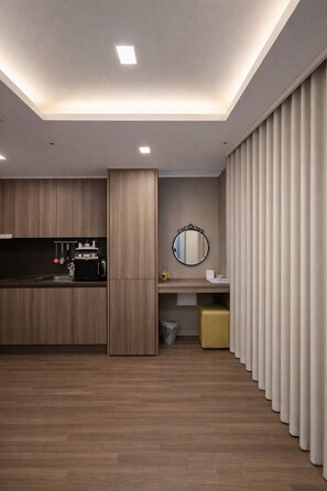 بديكورات فريدة لكل غرفة وطراز فريد لكل وحدة وتجهيزات عازلة للصوت