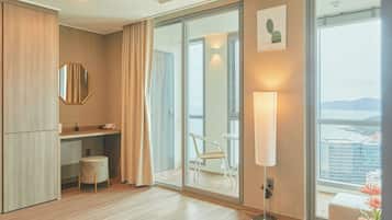 Habitación básica doble, vista parcial al mar | Cortinas blackout, tabla de planchar con plancha y wifi gratis