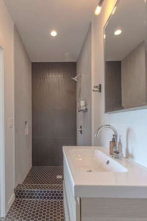 Séchoir à cheveux, serviettes fournies, savon, shampooing