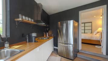 KĂŒhlschrank, Mikrowelle, Herdplatte, Wasserkocher mit Kaffee-/Teezubehör