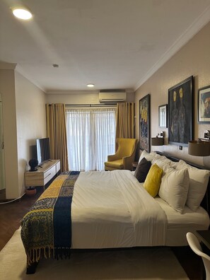 6 bedrooms, iron/ironing board, WiFi, bed sheets