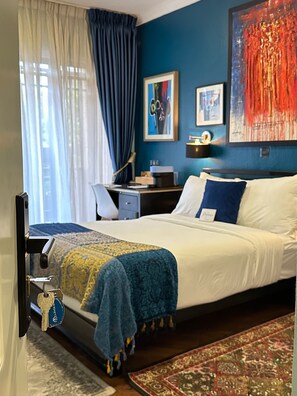 6 bedrooms, iron/ironing board, WiFi, bed sheets