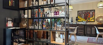 Chic Ikoyi Guesthouse with Pool, 6 Bedrooms – Perfect for Families & Groups