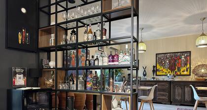 Chic Ikoyi Guesthouse with Pool, 6 Bedrooms â Perfect for Families & Groups