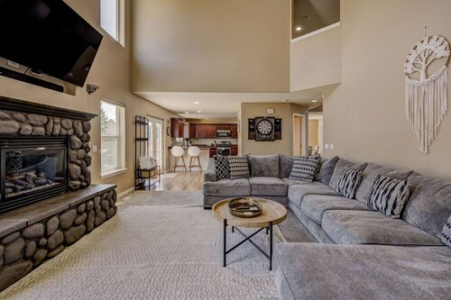 Wenatchee Stay w/ Pool & Hot Tub