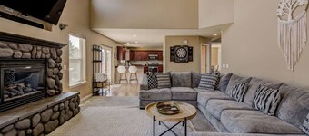 Wenatchee Stay w/ Pool & Hot Tub
