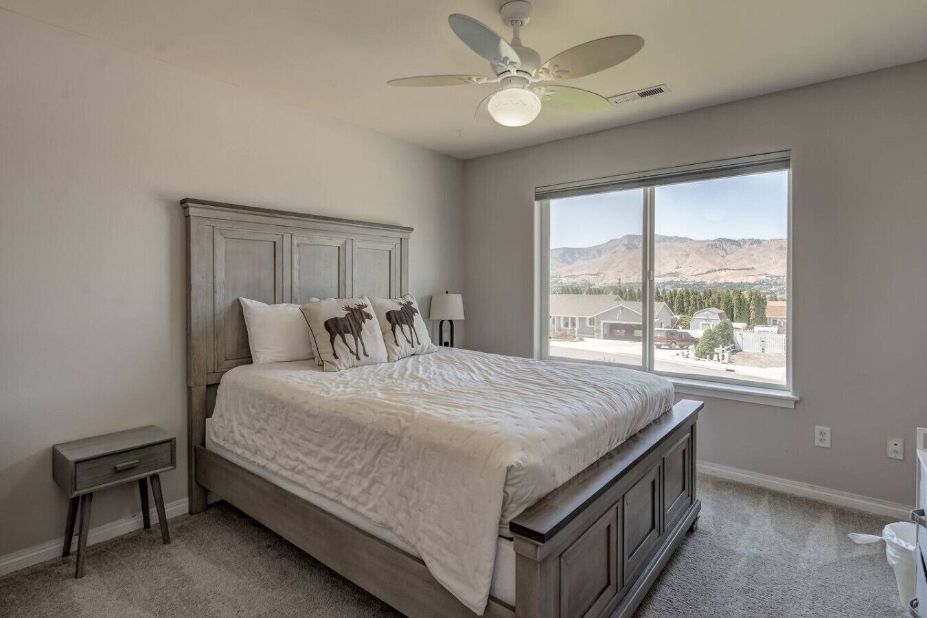 4 bedrooms, desk, WiFi