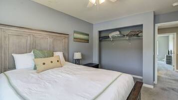 4 bedrooms, desk, WiFi