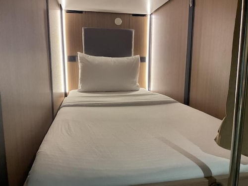 Sakura Capsule Hotel Cebu