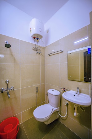 Deluxe Double or Twin Room | Bathroom